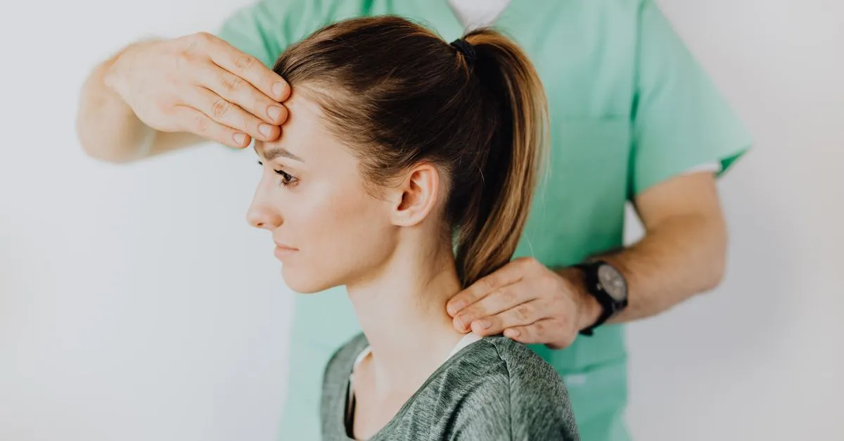 Douleur cervicale qui remonte dans la tête : que faire ?