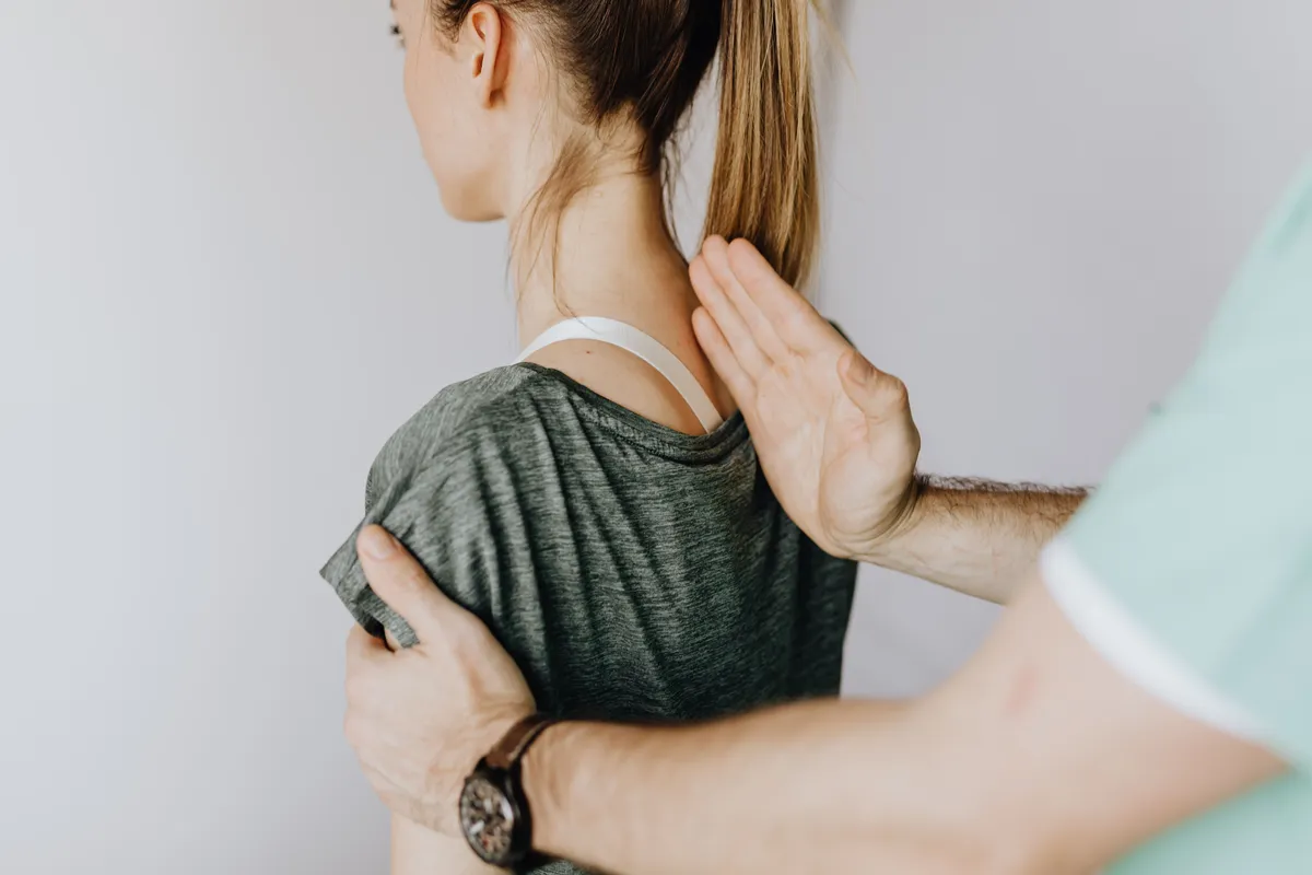 Douleur au milieu du dos : causes, signes d'alerte et soins