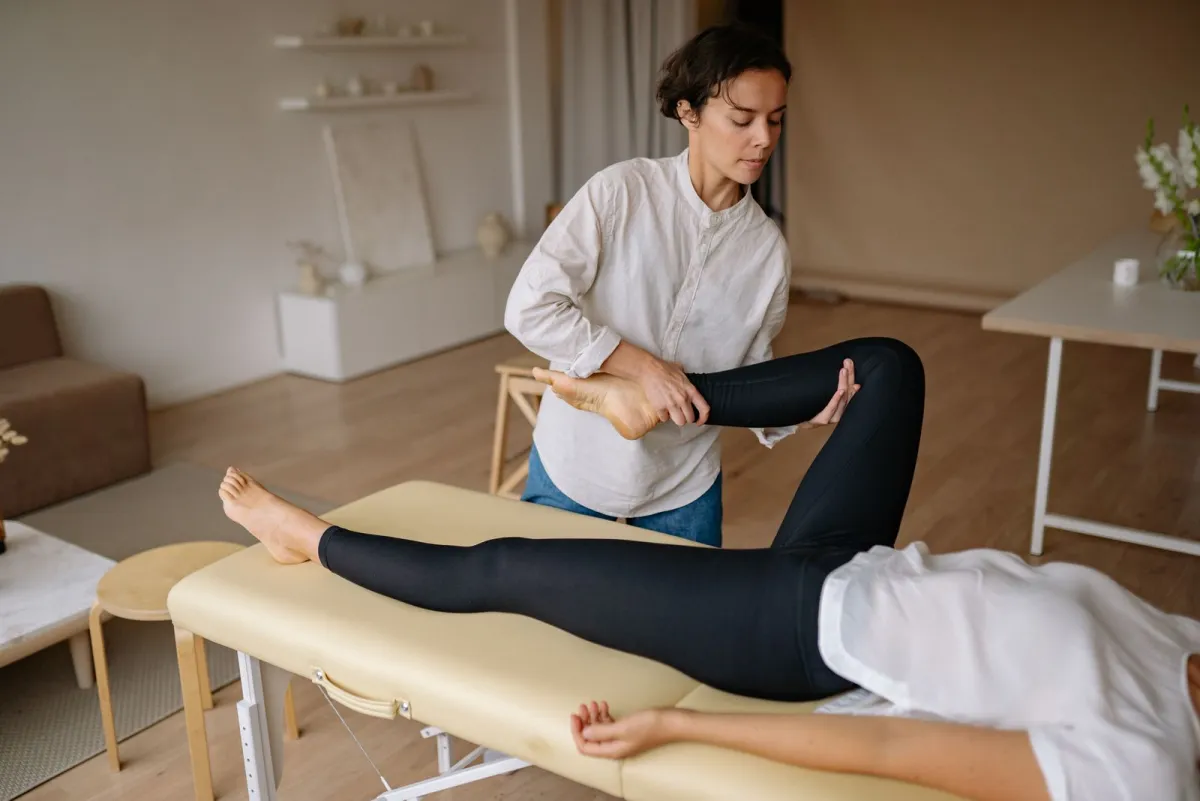 Œdème des jambes : causes, signes d'alerte et drainage
